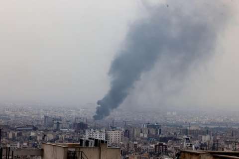 Densa nube de humo sobre el cielo de Teherán
