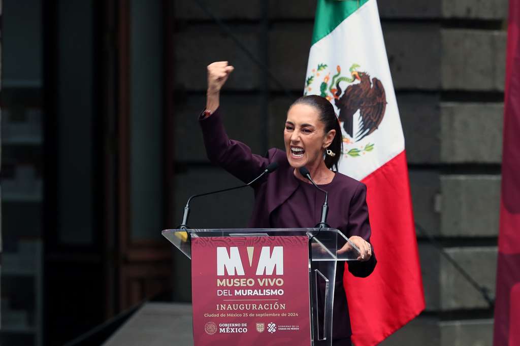 MEX9791. CIUDAD DE MÉXICO (MÉXICO), 25/09/2024.- La presidenta electa de México, Claudia Sheinbaum, participa en un acto protocolario este miércoles, en la Secretaria de Educación Pública de Ciudad de México (México). Sheinbaum negó que se hayan roto las relaciones con España, tras su decisión de excluir al rey Felipe VI de su ceremonia de investidura, el próximo 1 de octubre, lo que provocó que el Gobierno español anunciase que no enviaría a ningún representante en señal de rechazo. EFE/ Mario Guzmán