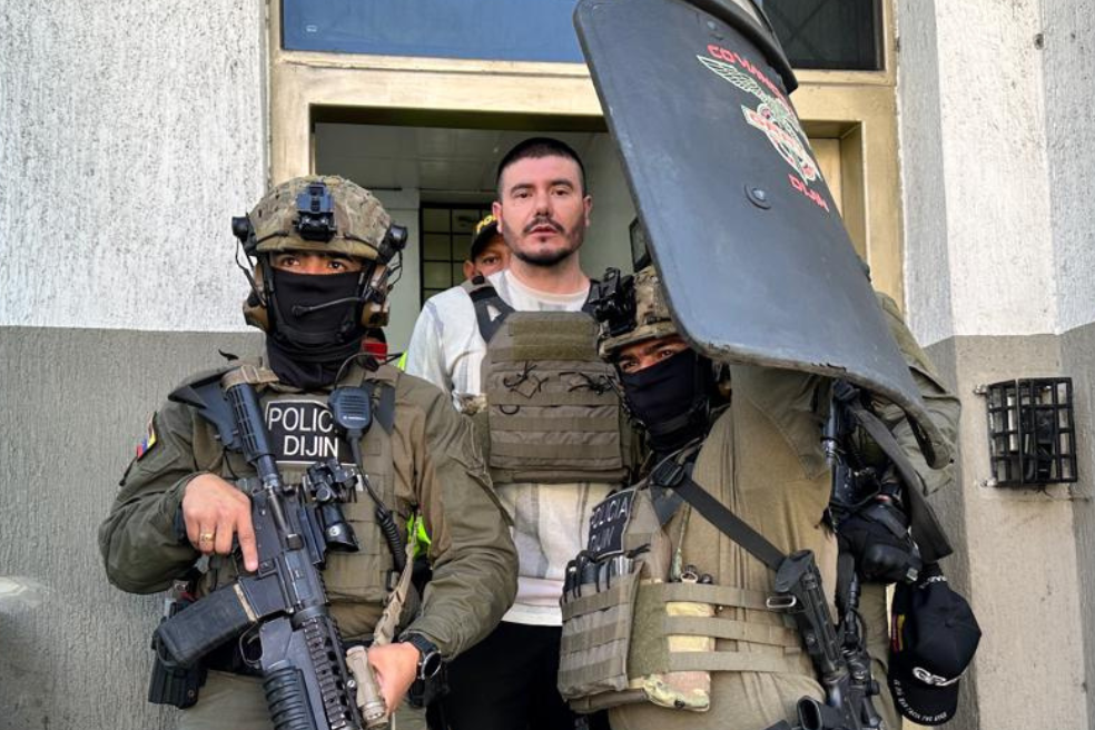 Traslado de alias Pichi a cárcel de Cómbita, tras su recaptura en Copacabana (Antioquia).