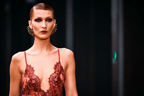 Así fue como Anthony Vaccarello celebró una década al frente de Saint Laurent