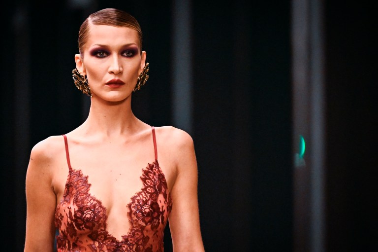Así fue como Anthony Vaccarello celebró una década al frente de Saint Laurent