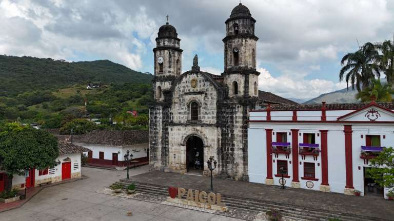 Paicol, Huila. Conocido como la "Puerta del Viento", Paicol destaca por sus cavernas, su tradición cacaotera y su patrimonio cultural y religioso.