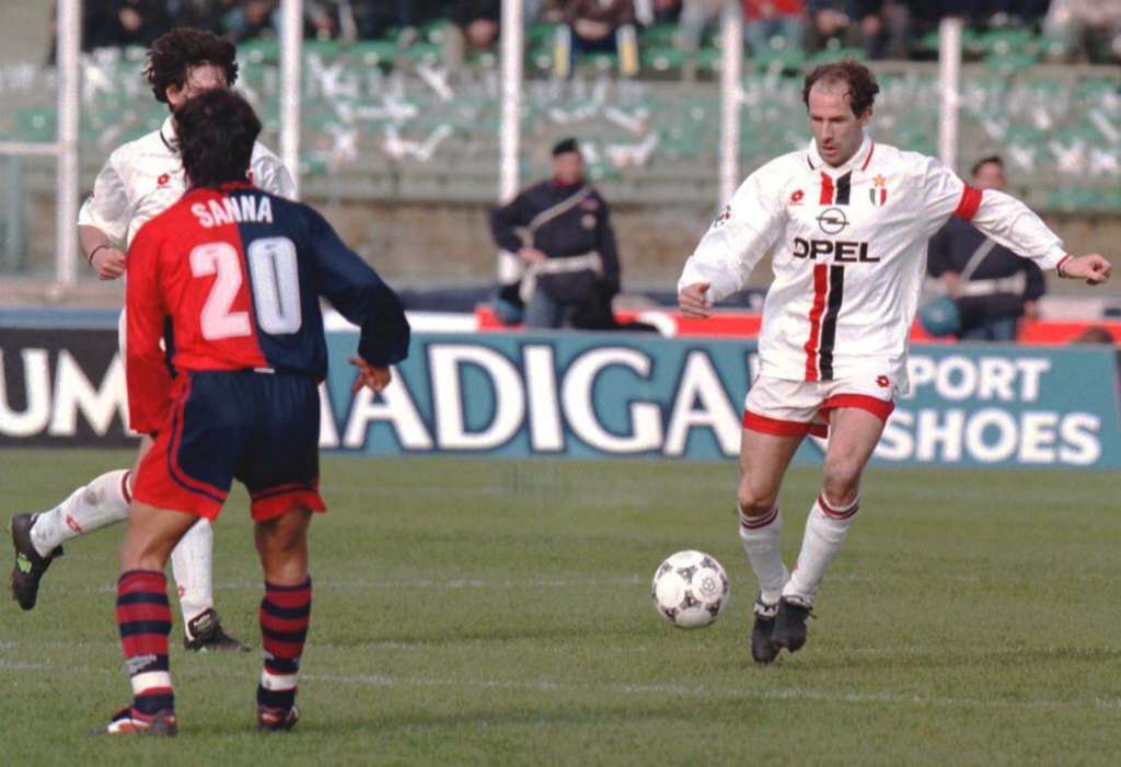 Cagliari (Italy), 31/07/2026.- (FILE) - AC Milan captain Franco Baresi (R) at the ball during this 700th game for the Italian champions during their Italian premier league match against Cagliari, in Cagliari, Italy, 19 January 1997 (re-issued 31 July 2026). Franco Baresi died at the age of 66, his former club AC Milan announced on 31 July 2026. (Liga de Campeones, Italia) EFE/EPA/Magni/Richiardi
