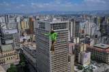 Récord: hombre caminó 510 metros sobre una cuerda a 114 metros del suelo