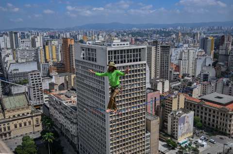 Récord: hombre caminó 510 metros sobre una cuerda a 114 metros del suelo