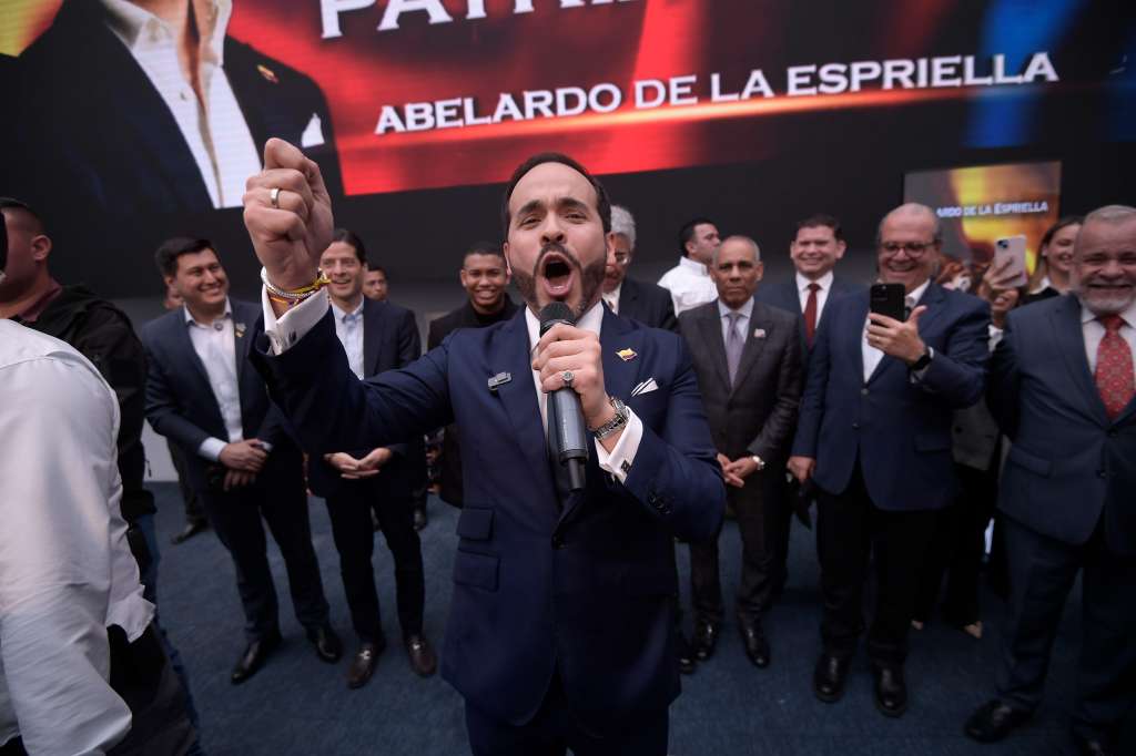 Abogado y precandidato presidencial por su movimiento "Defensores de la Patria", hace entrega de 4,8 millones de firmas en la Registraduría.