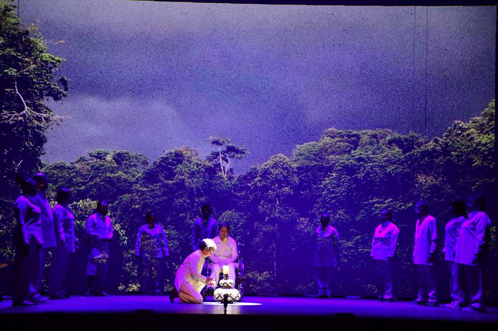 Puesta en escena de “Victus”, obra teatral dirigida por Alejandra Borrero que inaugura hoy en el Teatro Colón el Festival Iberoamericano de Teatro.