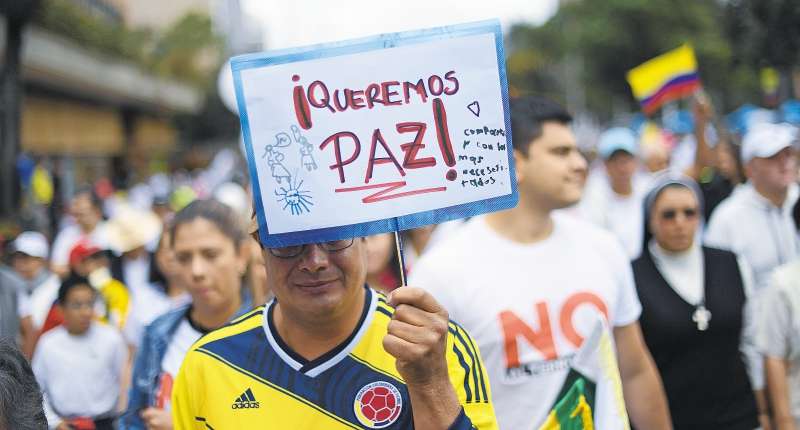 Los pañuelos blancos y los mensajes de afecto marcaron la movilización.