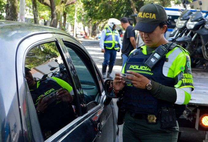 La denuncia interpuesta por la Secretaría de Cali en contra de presuntos veedores que entorpecen los operativos de tránsito intimidando a los agentes de tránsito.