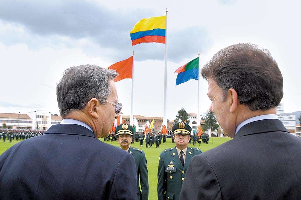 Imagen de los tiempos en que Álvaro Uribe, como presidente, y Juan Manuel Santos, como ministro de Defensa, compartían el mando militar. / El Espectador