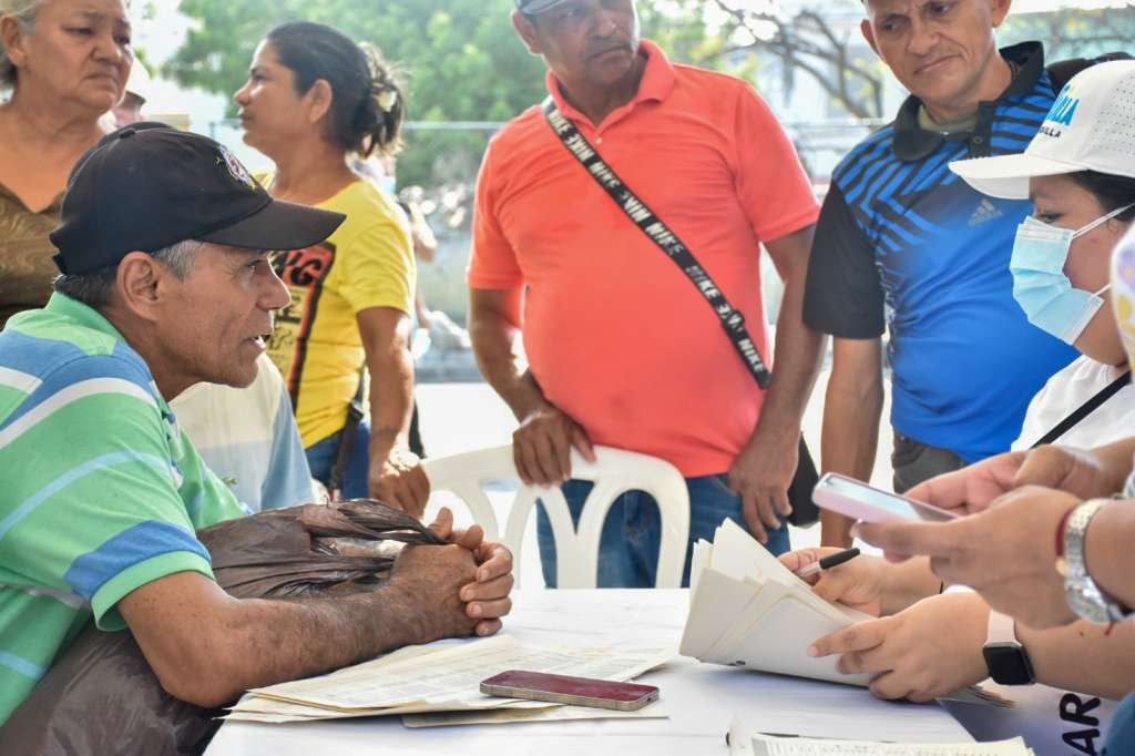 Traslado de vendedores informales al nuevo mercado Gran Bazar, en Barranquilla.