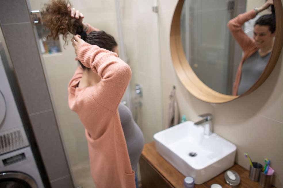 Desde el momento en que descubres que estás embarazada, llegarán muchas dudas como ¿Aún puedo tinturarme el cabello?