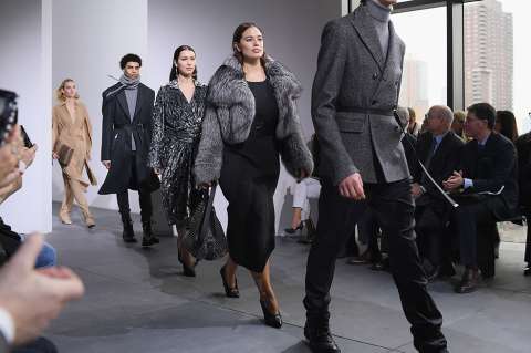 Modelo de talla grande desfila en la Semana de la Moda de Nueva York