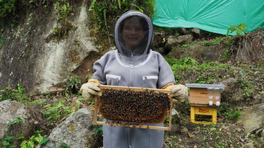 Sandra Ortegón, apicultora en el municipio de Pandi (Cundinamarca). / Laura Salomón.