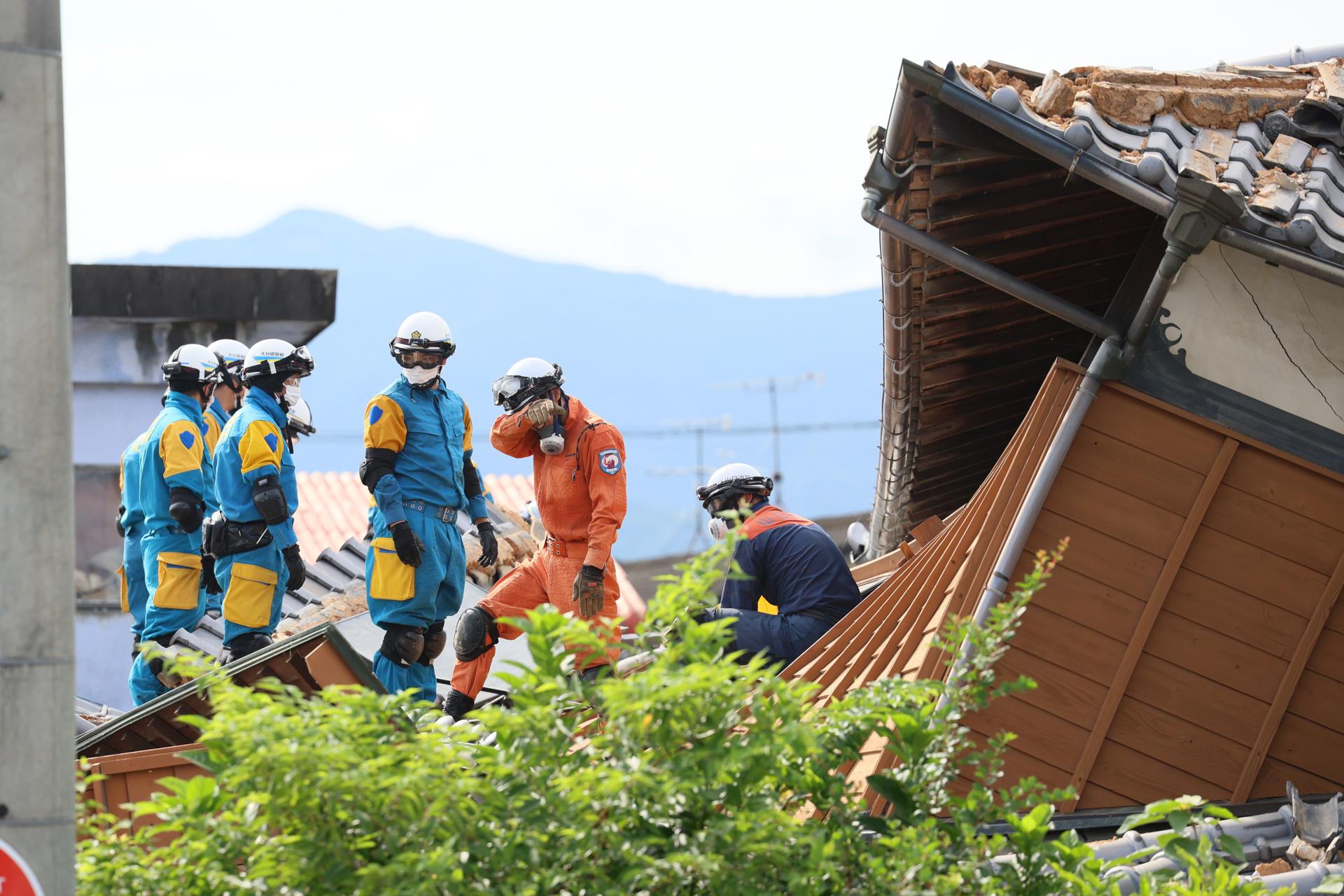 YATSUHIRO (Japan), 30/07/2026.- Rescue operations continue at a collapsed house following a powerful earthquake in Yatsushiro City, Kumamoto Prefecture, Japan, 30 July 2026. Rescue operations continue across Kumamoto Prefecture, where dozens of people have died and several others were injured following a 7.1-magnitude earthquake that damaged critical infrastructure, including a shopping mall and an industrial plant, according to local authorities. (Terremoto/sismo, Japón) EFE/EPA/JIJI PRESS JAPAN OUT EDITORIAL USE ONLY/