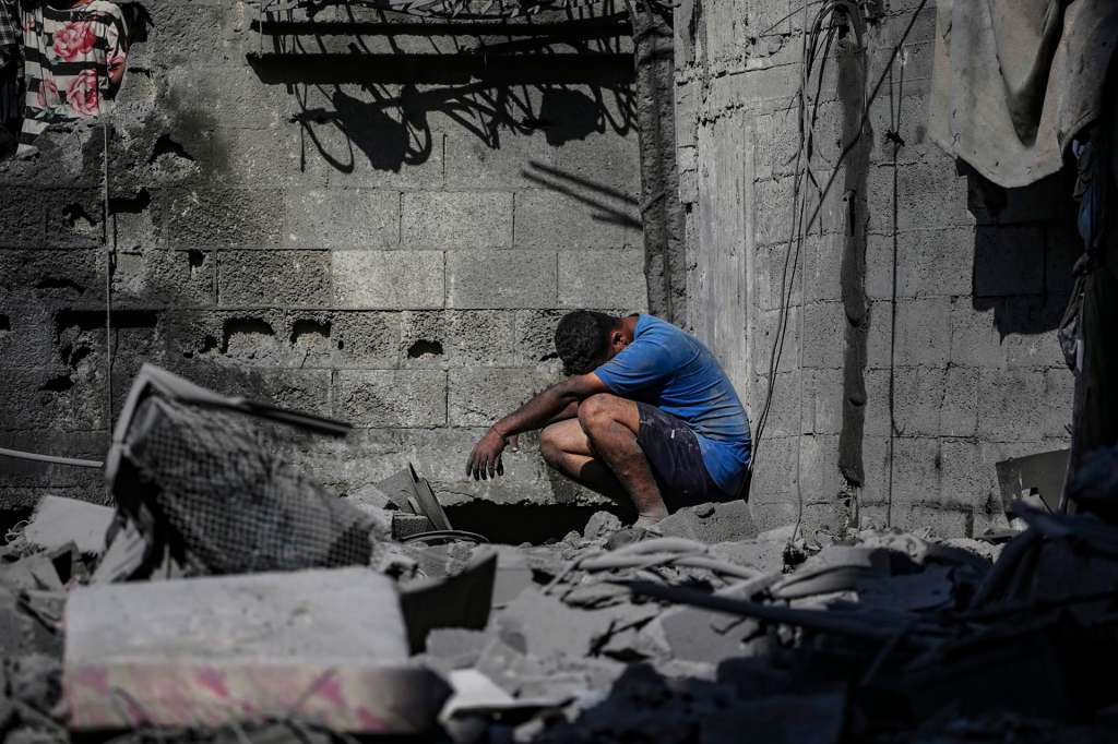 GAZA CITY (---), 29/10/2025.- A man reacts at the site of his destroyed home following an Israeli airstrike targeting a residential block in Al Shatea refugee camp in Gaza City, 29 October 2025. According to the Palestinian Ministry of Health in Gaza, at least 110 Palestinians were killed and scores wounded in the latest Israeli air strikes on the Gaza Strip. EFE/EPA/MOHAMMED SABER