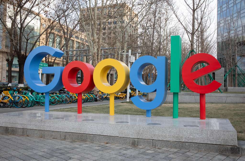 EA2260. BOGOTÁ (COLOMBIA), 06/02/2025.- Fotografía del logo afuera de las oficinas de Google, este martes en Beijing (China). El raudo desarrollo de la inteligencia artificial (IA) está provocando cambios en la industria digital casi a diario. Lo que ayer se creía como tallado en piedra hoy puede cambiar, y eso fue lo que pasó con los lineamientos éticos de Google con respecto al uso de la IA. EFE/EPA/JESSICA LEE