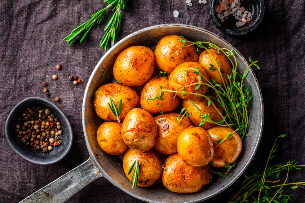 Papa criolla colombiana: receta para prepararla en salsa de ajo y romero