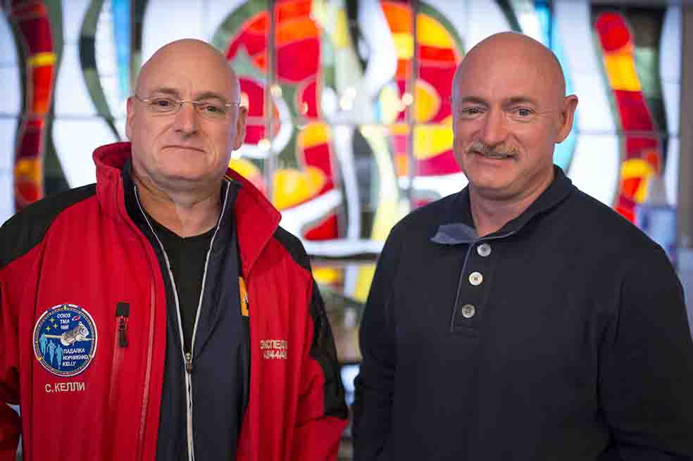 Scott Kelly (izquierda) viajará al espacio y Mark Kelly (derecha) se quedará en la Tierra. /AFP