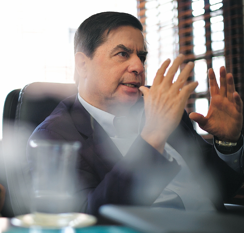Cristo fue ministro del Interior durante el gobierno Santos y estuvo en el Congreso entre 1998 y 2014.