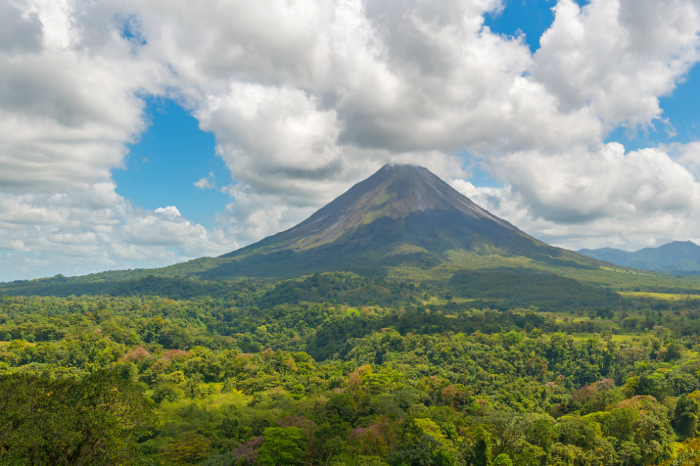 Desde 1948, Costa Rica abolió el ejército y desde ese entonces no tienen Fuerzas Armadas. Esto ha permitido que el dinero que ahorra el país lo invierta en mejorar la calidad de vida de los costarricenses.