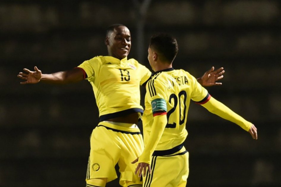 El jugador Ever Valencia (i) celebra el gol que le dio a Colombia la victoria sobre Brasil. / AFP