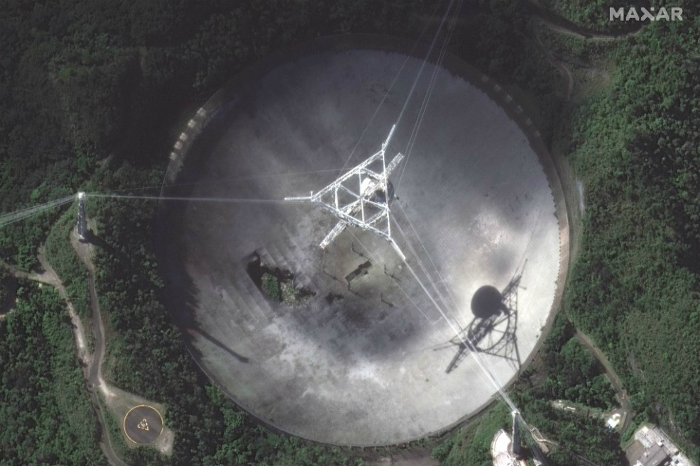 El radioteslecopio está ubicado en la ciudad de Arecibo, en Puerto Rico.