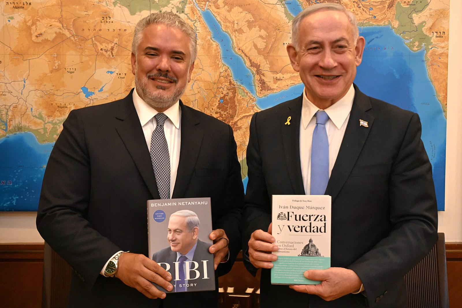 AME3502. JERUSALÉN (ISRAEL), 25/08/2025.- Fotografía tomada de la cuenta oficial de la red social X @IvanDuque del expresidente de Colombia Iván Duque (i) posando junto al primer mininistro de Israel, Benjamín Netanyahu, este lunes, en Jerusalén (Israel). Duque desató una polémica al anunciar en redes sociales una reunión en Israel con Netanyahu, lo que motivó la crítica del presidente de Colombia, Gustavo Petro, quien lo acusó de apoyar al país "en medio de un genocidio" en la Franja de Gaza. EFE/ @IvanDuque /SOLO USO EDITORIAL/NO VENTAS/SOLO DISPONIBLE PARA ILUSTRAR LA NOTICIA QUE ACOMPAÑA (CRÉDITO OBLIGATORIO)