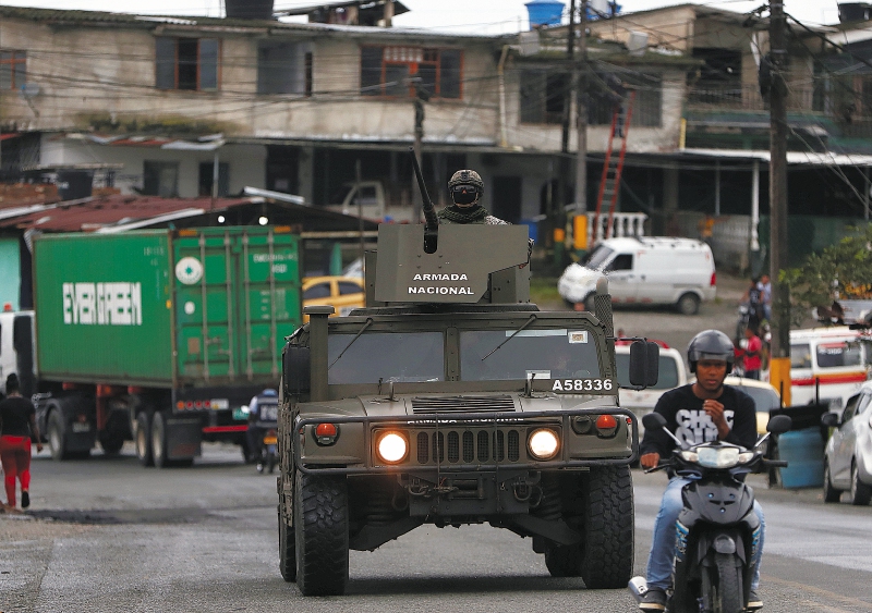 Un vehículo de la Armada Nacional de Colombia presta seguridad hoy en Buenaventura. EFE/Ernesto Guzmán