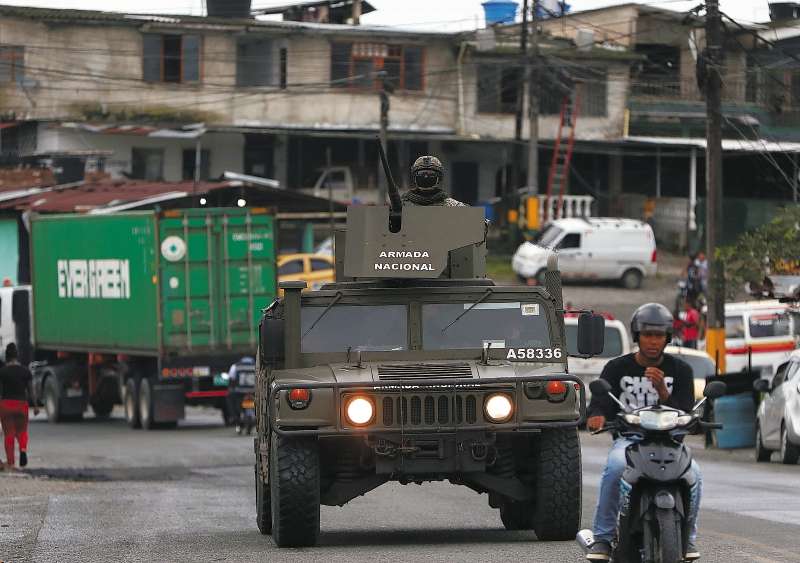 Un vehículo de la Armada Nacional presta seguridad en Buenaventura.