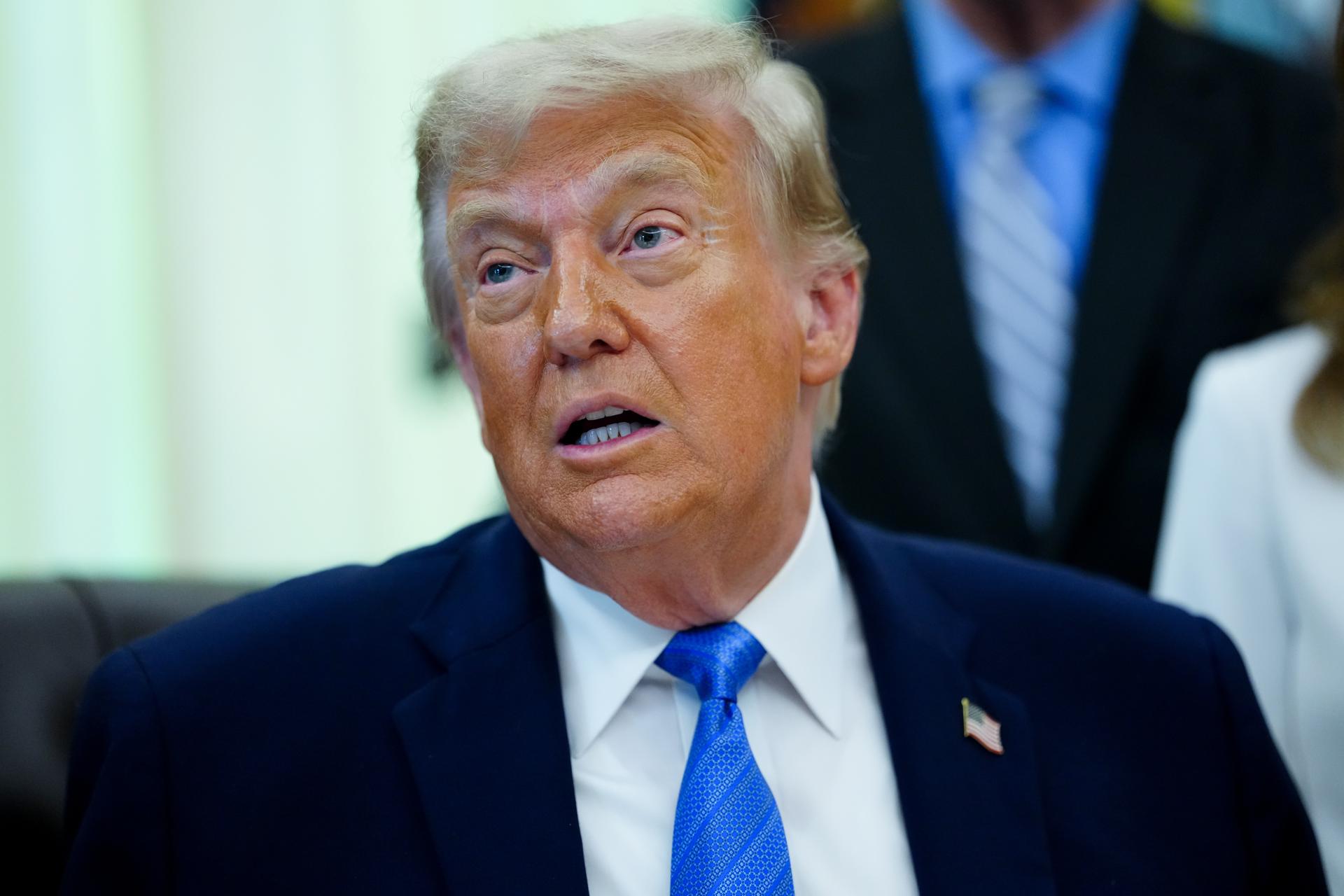WASHINGTON, DC (Washington, DC,), 10/06/2026.- US President Donald Trump speaks during a signing ceremony for the “Secure America Act” in the Oval Office of the White House in Washington, DC, USA, 10 June 2026. The act requires proof of citizenship to register to vote. EFE/EPA/AARON SCHWARTZ / POOL
