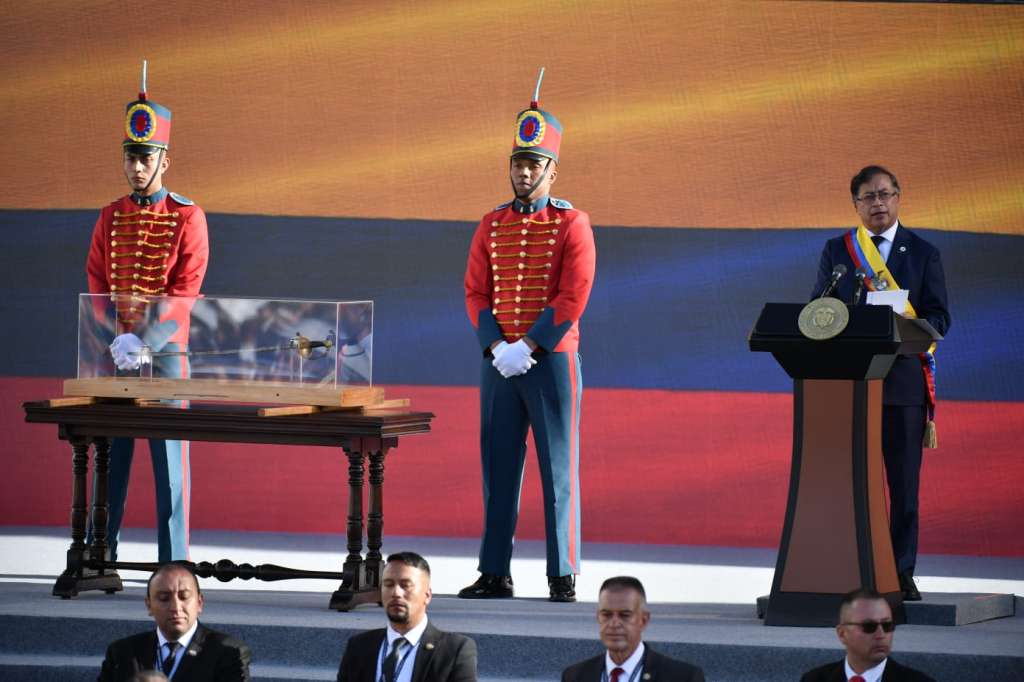 Gustavo Petro hizo llevar la espada de Simón Bolívar al evento de posesión.