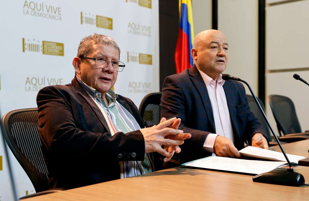 AME7973. BOGOTÁ (COLOMBIA), 16/04/2024.- Los integrantes del antiguo secretariado de las Farc y actuales senadores Pablo Catatumbo (i) y Julian Gallo, hablan este martes durante una rueda de prensa en el Congreso de la República en Bogotá (Colombia). El senador del partido Comunes y exmiembro del secretariado de las FARC Julián Gallo arremetió contra la Jurisdicción Especial para la Paz (JEP) y criticó su inacción en la redacción de condenas en los siete años que lleva existiendo desde la firma del acuerdo de paz. EFE/Mauricio Dueñas Castañeda