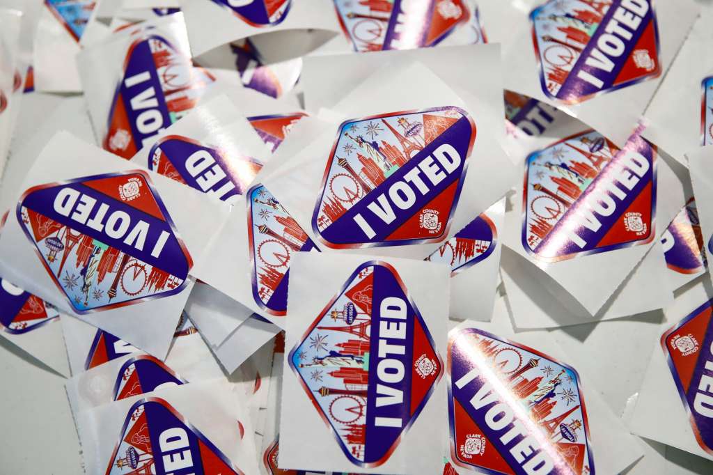 Las Vegas (United States), 08/11/2022.- 'ÄòI Voted'Äô stickers sit on a table at a polling place in Las Vegas, Nevada, USA, 08 November 2022. The US midterm elections are held every four years at the midpoint of each presidential term and this year include elections for all 435 seats in the House of Representatives, 35 of the 100 seats in the Senate and 36 of the 50 state governors as well as numerous other local seats and ballot issues. (Elecciones, Estados Unidos) EFE/EPA/CAROLINE BREHMAN