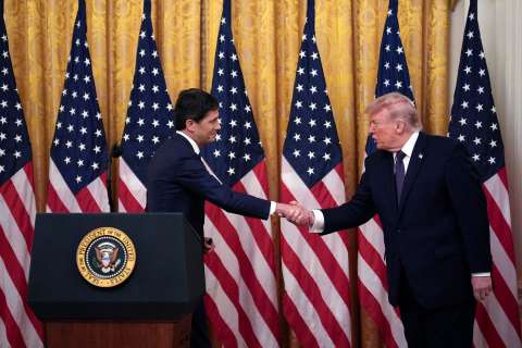 Con promesas de reformas, Kevin Warsh tomó las riendas de la Reserva Federal de EE. UU.