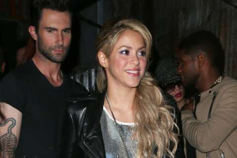 Shakira practica yoga junto a Adam Levine