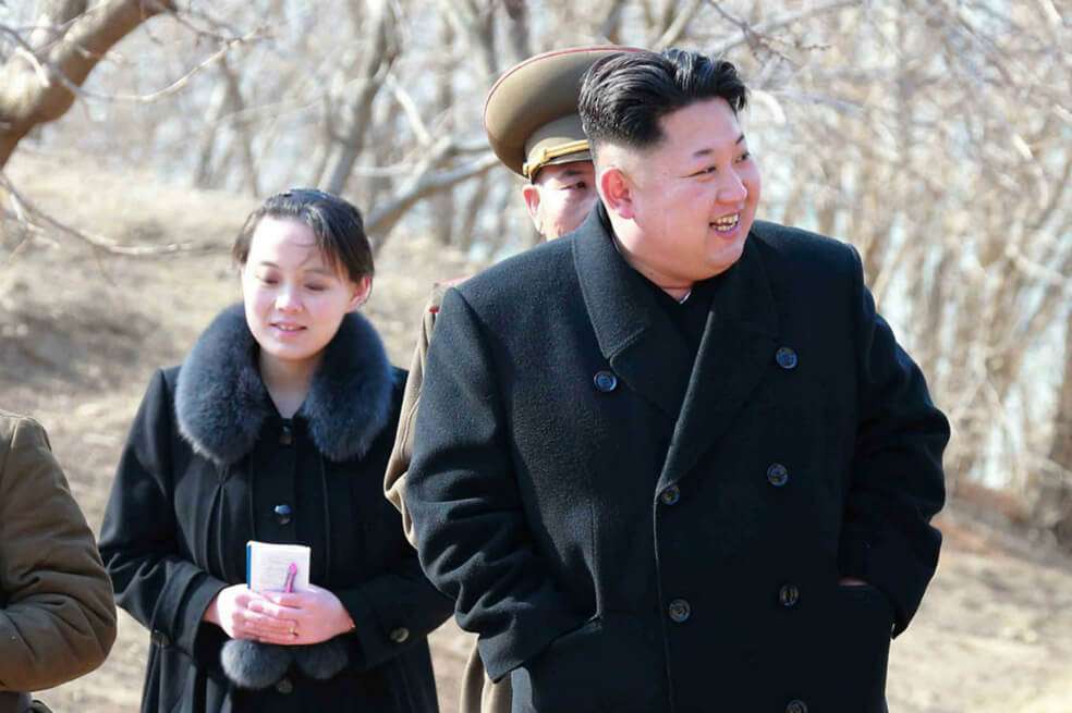 Kim Yo-jong (i), hermana del actual líder norcoreano, se ha convertido en una de las figuras más importantes de la política de Corea del Norte. / AFP