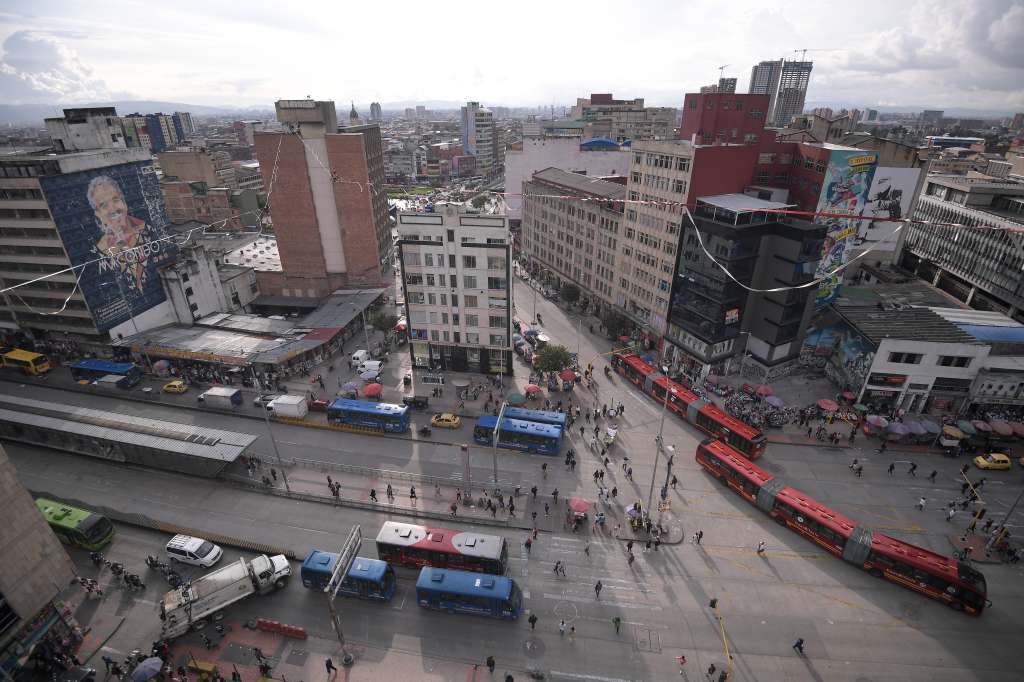 Sobre una cuerda floja de más de 100 metros de longitud, varios acróbatas colombianos se dieron cita en el centro de Bogotá para cruzar la Carrera 10 con Avenida Jiménez a 50 metros de altura. La temeraria hazaña organizada por diferentes compañías artísticas y circenses quería conmemorar el Día Mundial del Circo.
