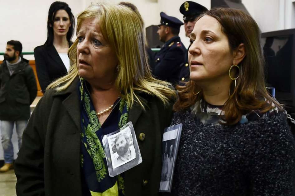 Familiares de algunas de las víctimas de los represores juzgados reaccionan ante la condena. / AFP