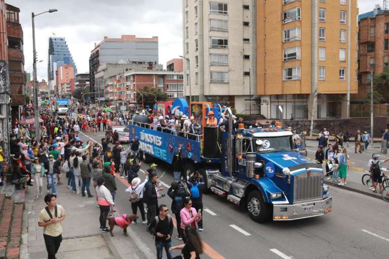 Caminata Por la Solidaridad Carroza caracol
Este Domingo 9 de Octubre el Canal caracol se solidarizó con la caminata por la solidaridad 2022, varios de sus talentos compartieron por varias horas con los transeúntes del recorrido que por tantos años se solidariza con los más necesitados.