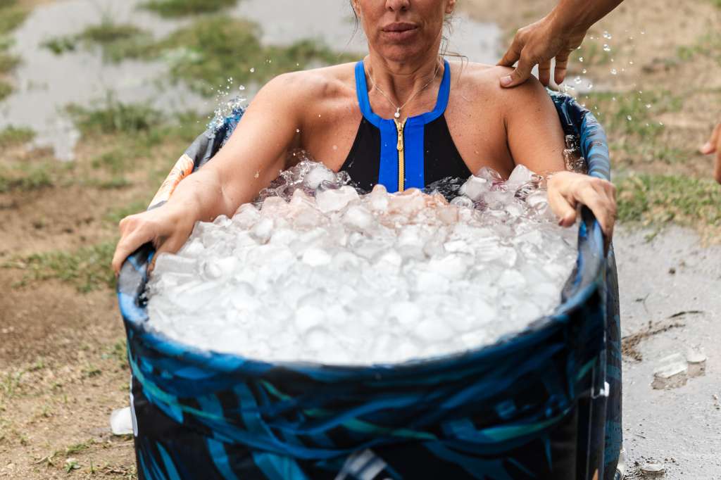 Los baños en tinas con hielo se han popularizado como una práctica de bienestar, pero hay poca evidencia sobre sus beneficios.