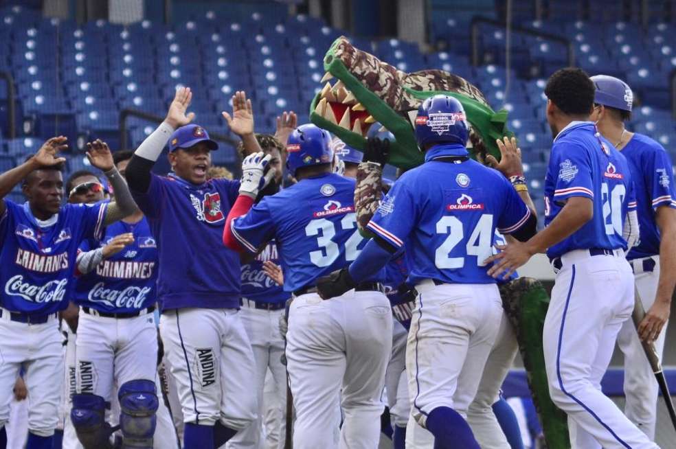 Caimanes de Barranquilla celebrando una de las carreras en el sexto partido de la final de la Liga de Béisbol de Colombia.
