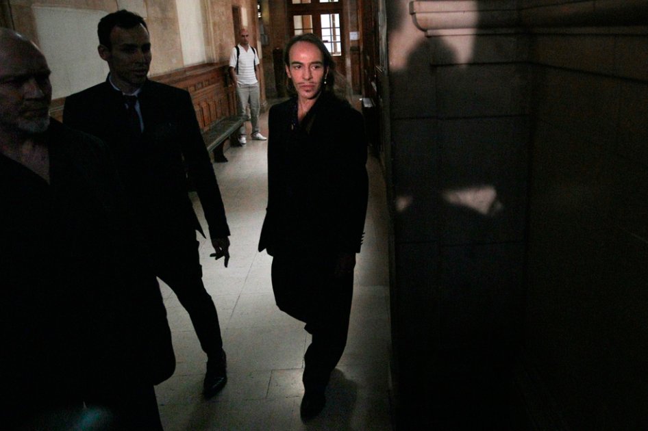 El diseñador británico John Galliano en la Sala XVII del Tribunal Correccional de París, Francia, el 22 de junio de 2011. / AFP