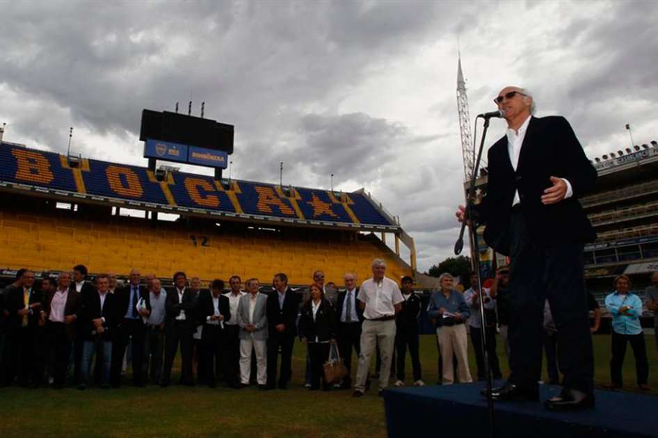 El nuevo director técnico de Boca Juniors de Argentina Carlos Bianchi se dirige a los hinchas y directivos durante su presentación oficial. / AFP