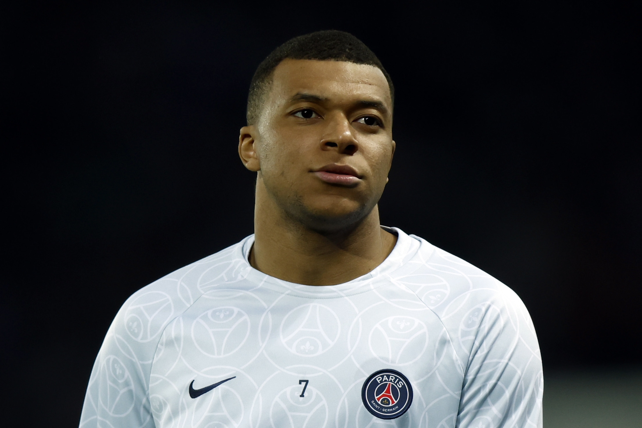 Paris (France), 02/04/2023.- Paris Saint Germain's Kylian Mbappe warms up prior the French Ligue 1 soccer match between PSG and Olympique Lyonnais at the Parc des Princes stadium in Paris, France, 02 April 2023. (Francia) EFE/EPA/YOAN VALAT