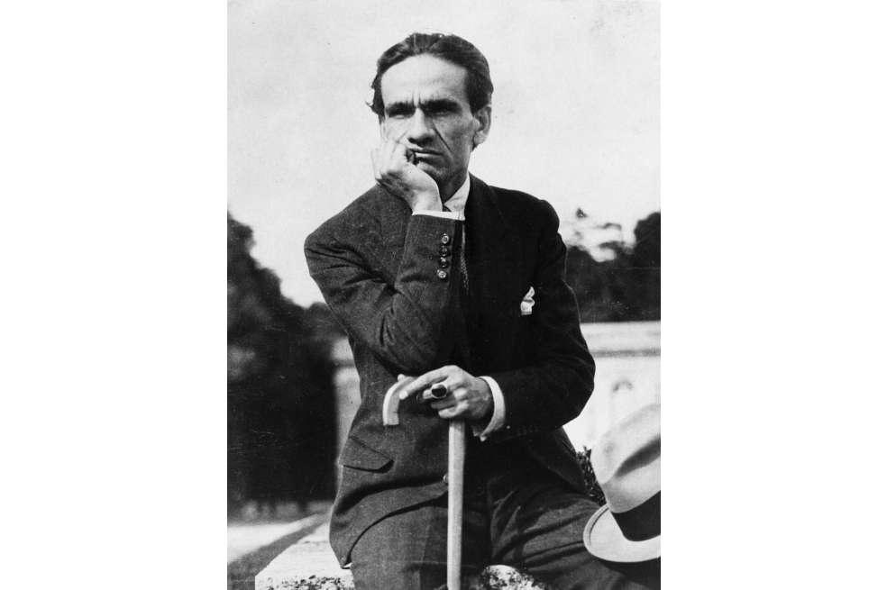César Abraham Vallejo Mendoza nacido el 16 de marzo de 1892 en Santiago de Chuco, Perú, y fallecido el 15 de abril de 1938 en París, Francia. Es considerado uno de los más grandes poetas del siglo XX,