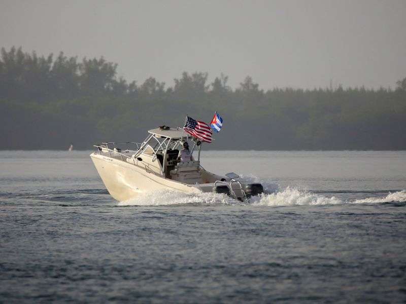 Barcos con banderas de Cuba y EE. UU. protestaron en alta mar contra la represión de las protestas en la isla. / AFP
