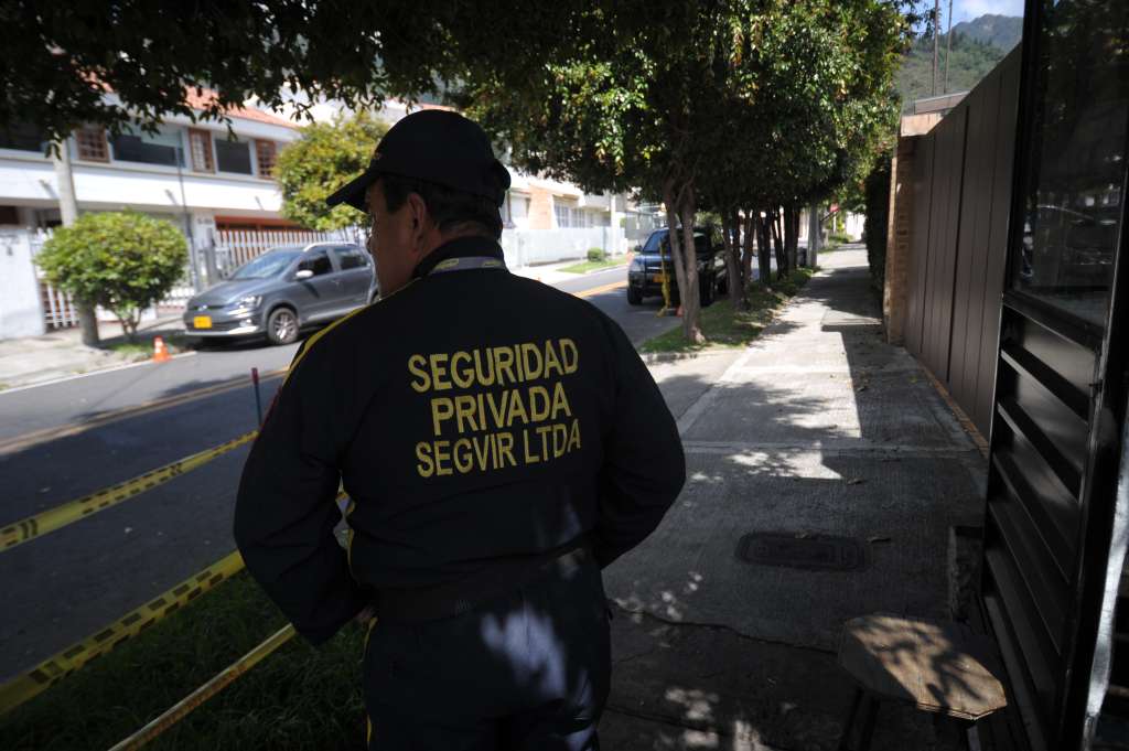 Seguridad privada en el barrio Santa Ana, en Bogotá.