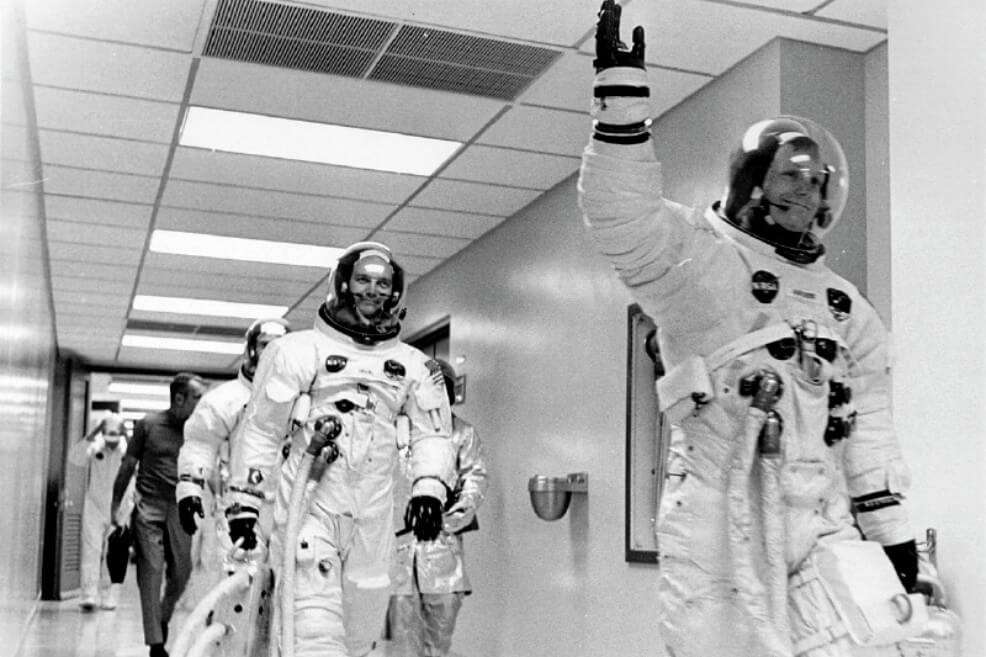 A las 11:21 GMT del 16 de julio de 1969 los astronautas iban en camino al vehículo de lanzamiento. / NASA
