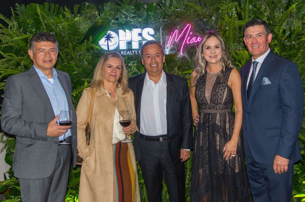 Clientes PFS con Patricia Gómez  y Gustavo Gálvez.